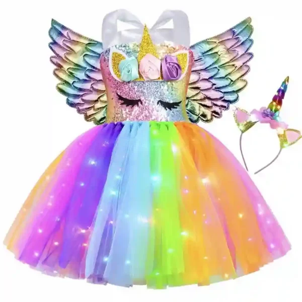 Robe de princesse licorne lumineuse avec jupe tutu à LED, ailes arc-en-ciel métallisées et serre-tête. Le déguisement best-seller pour les fêtes d'enfants.