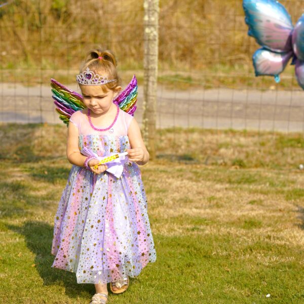 Déguisement Licorne violette motif étoile petite fille enfant magnifique robe princesse, accessoires licorne féerique, ailes multicolores, couronne, bijoux, sourire enfant, anniversaire déguisé, bonheur, accessoires, costume, taille 2-8ans, fête costumée, thème robe licorne, cadeau, enfant déguisé, carnaval, fête école, monde féerique, Noel, rêves, imagination, aventure magique
