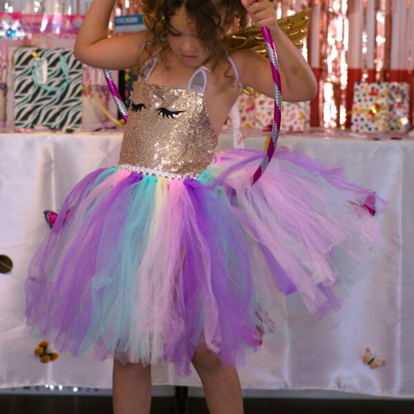Déguisement Licorne bustier doré petite fille enfant magnifique robe princesse froufrou multicolores, serre tête licorne, ailes, sourire enfant, anniversaire déguisé, bonheur, accessoires, costume, taille 2-8ans, fête costumée, thème robe licorne, cadeau, enfant déguisé, carnaval, fête école, monde féerique, Noel, rêves, imagination, aventure magique