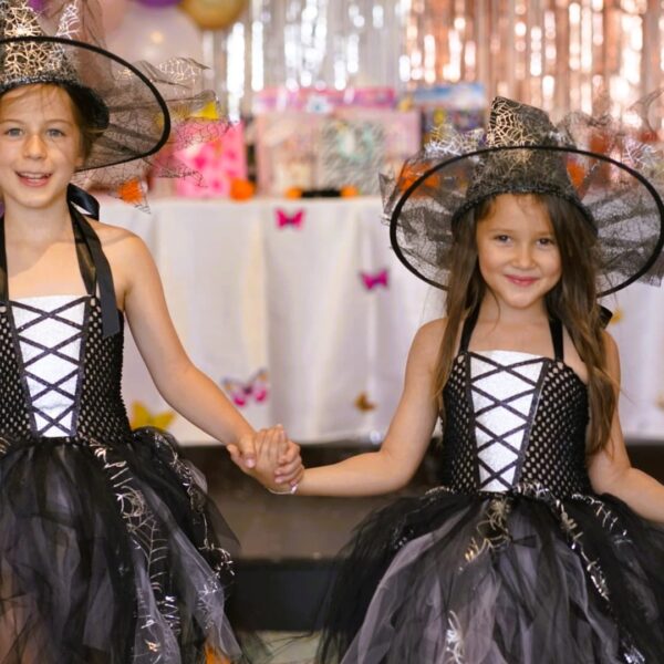 Déguisement robe sorcière noir toile d'araignée Halloween petite fille enfant magnifique robe princesse froufrou bustier élastique, chapeau sorcière, balais, sourire enfant, bonheur, accessoires, costume, taille 2-8ans, fête costumée, thème Halloween, cadeau, enfant déguisé, rêves, imagination,
