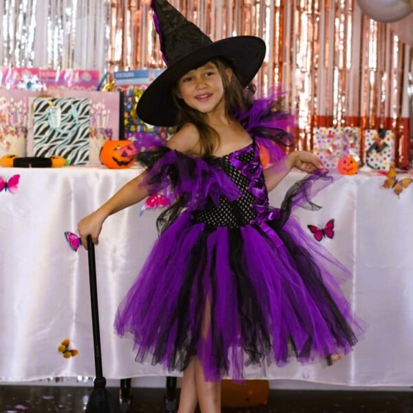 Déguisement robe sorcière violette et noir Halloween petite fille enfant magnifique robe princesse froufrou bustier élastique, chapeau sorcière, balais, sourire enfant, bonheur, accessoires, costume, taille 2-8ans, fête costumée, thème Halloween, cadeau, enfant déguisé, rêves, imagination, aventure magique