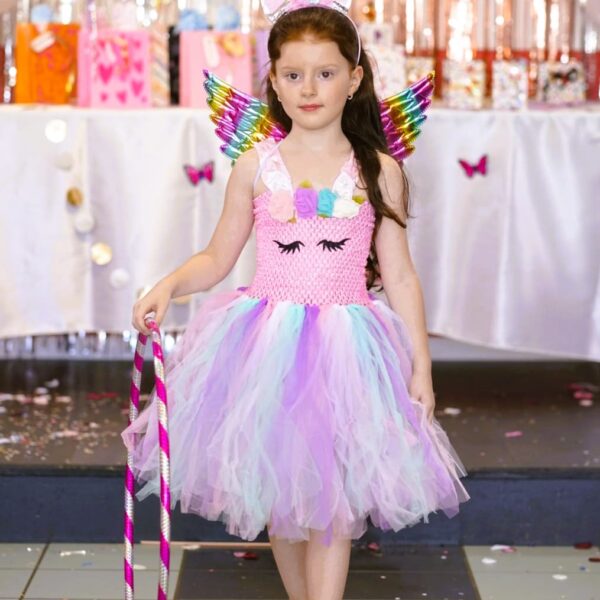 Déguisement Licorne bustier élastique rose petite fille enfant magnifique robe princesse froufrou, accessoires licorne, ailes multicolores, serre tête féerique, sourire enfant, anniversaire déguisé, bonheur, accessoires, costume, taille 2-8ans, fête costumée, thème robe licorne, cadeau, enfant déguisé, carnaval, fête école, monde féerique, Noel, rêves, imagination, aventure magique