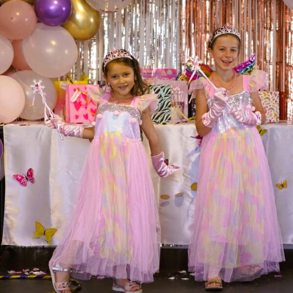 Déguisement Licorne paillette rose petite fille enfant magnifique robe princesse, accessoires licorne, ailes multicolores, sourire enfant, anniversaire déguisé, bonheur, accessoires, costume, taille 2-10ans, fête costumée, thème robe licorne, cadeau, enfant déguisé, carnaval, fête école, monde féerique, Noel, rêves, imagination, aventure magique