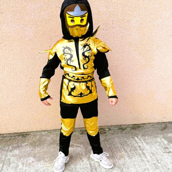 Déguisement chevalier, petit garçon, super-héros, enfant, casque noir et doré, sourire enfant, anniversaire déguisé, bonheur, costume, taille 2-10ans, fête costumée, thème garçon, cadeau, enfant déguisé, carnaval, fête école, monde féerique, Noel, rêves, imagination, aventure magique