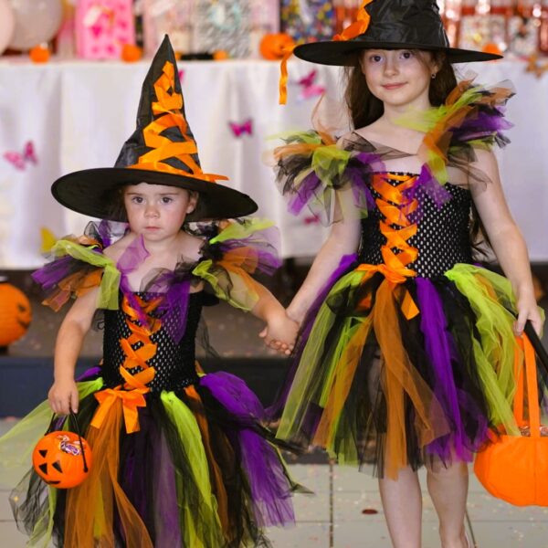 Déguisement robe sorcière multicolores Halloween petite fille enfant magnifique robe princesse froufrou bustier élastique, chapeau sorcière, balais, sourire enfant, bonheur, accessoires, costume, taille 2-8ans, fête costumée, thème Halloween, cadeau, enfant déguisé, rêves, imagination, aventure magique