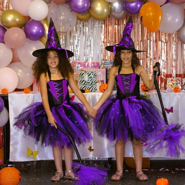 Déguisement robe sorcière violette et noir LED Halloween petite fille enfant magnifique robe princesse froufrou, jupette LED, chapeau, balais violet, sourire enfant, bonheur, accessoires, costume, taille 2-8ans, fête costumée, thème Halloween, cadeau, enfant déguisé, rêves, imagination,