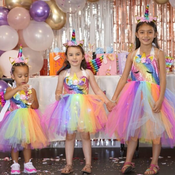Déguisement Licorne LED paillette sequin multicolores petite fille enfant magnifique robe princesse froufrou, jupe LED, serre tête licorne, ailes multicolores, sourire enfant, anniversaire déguisé, bonheur, accessoires, costume, taille 2-8ans, fête costumée, thème robe licorne, cadeau, enfant déguisé, carnaval, fête école, monde féerique, Noel, rêves, imagination, aventure magique