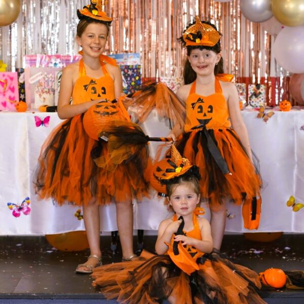 Déguisement citrouille orange et noir LED Halloween petite fille enfant magnifique robe princesse froufrou, jupette LED, chapeau, sac bonbon citrouille, balais, sourire enfant, bonheur, accessoires, costume, taille 2-8ans, fête costumée, thème Halloween, cadeau, enfant déguisé, rêves, imagination, aventure magique