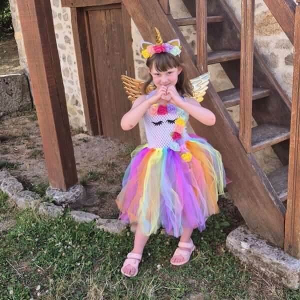 Déguisement Licorne petite fille enfant magnifique robe princesse fleurs multicolores, froufrou, bustier élastique, serre tête licorne, ailes, sourire enfant, anniversaire déguisé, bonheur, accessoires costume, taille 2-8ans, fête costumée, thème robe licorne, cadeau, enfant déguisé, carnaval, fête école, monde féerique, Noel, rêves, imagination,